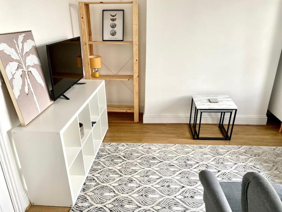 Apartamento Flat 3 Gr 1 Bedroom 3 Mins Walk Mile End Station Londres